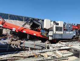 Escavatore cingolato Caterpillar 323 - Frantoio mobile Sandvik QJ241
