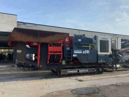 Escavatore cingolato Caterpillar 323 F LN - Frantoio mobile Sandvik QJ241 - Beni Strumentali da Leasing - Intrum Italy S.p.A - Vendita 2