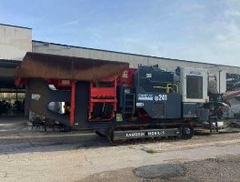 Escavatore cingolato Caterpillar 323 - Frantoio mobile Sandvik QJ241