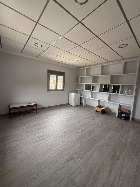 Entrepôt industriel avec licence d’utilisation pour funérarium à Quesada - Vente privée - 1
