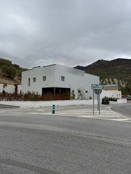 Entrepôt industriel avec licence d’utilisation pour funérarium à Quesada - Vente privée - 1