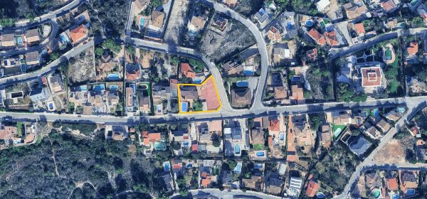 Due abitazioni, un capannone industriale e tre posti auto situati a Torrent e Chiva - Tribunale Commerciale n. 5 di Valencia