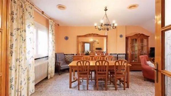 Zweistöckiges Chalet in Villa de Otura, Granada – Handelsgericht Nr. 2 von Granada