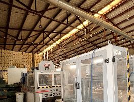 Capannone industriale, insieme di macchinari per la lavorazione del legno, veicoli e scorte