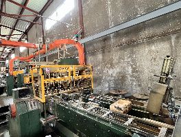 Capannone industriale, insieme di macchinari per la lavorazione del legno, veicoli e scorte
