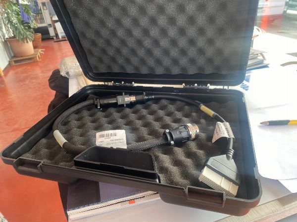 Verschiedene Best&auml;nde: IT-Hardware, Oszilloskop-Koffer und Computerm&ouml;bel &ndash; Handelsgericht Nr. 3 von A Coru&ntilde;a