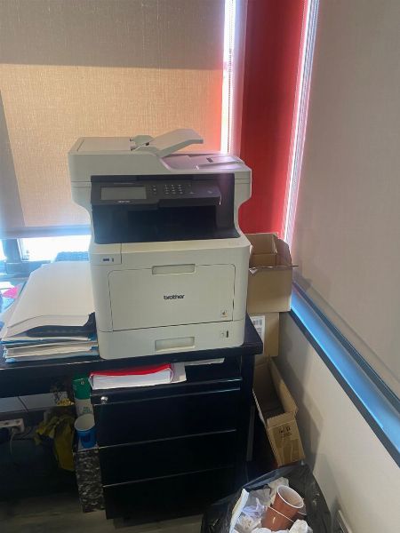Verschiedene Best&auml;nde: IT-Hardware, Oszilloskop-Koffer und Computerm&ouml;bel &ndash; Handelsgericht Nr. 3 von A Coru&ntilde;a