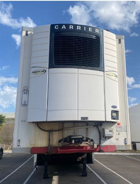 Ein LKW und ein Anhänger in El Ejido, Almería – Handelsgericht Nr. 1 von Almería