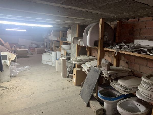 Du' camion e scorte de material sanitaro e ceramico - Tribunale de lo Mercantile Numero 1 de Pontevedra