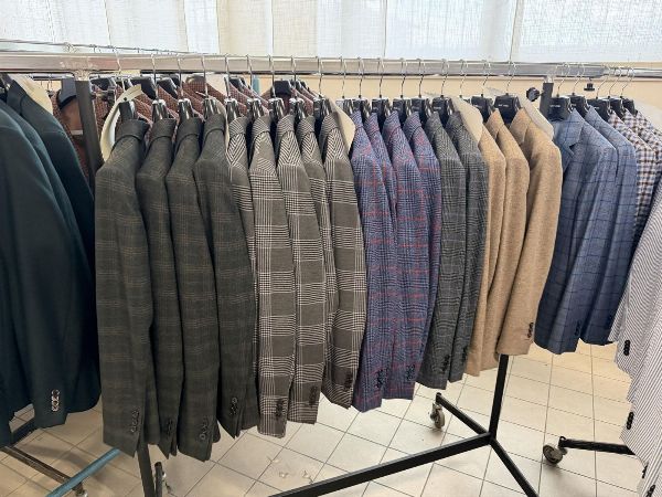 Abbigliamento da uomo e donna - Giacche, completi e cappotti - Lotto di tessuti - Liquidazione Giudiziale 120/2025 - Tribunale di Vicenza - Vendita 2
