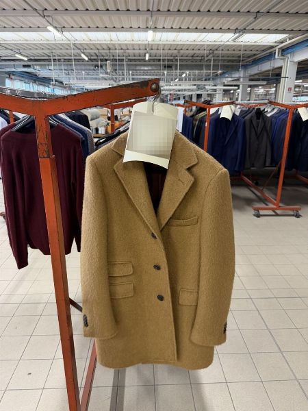 Abbigliamento da uomo e donna - Giacche, completi e cappotti - Lotto di tessuti - Liquidazione Giudiziale 120/2025 - Tribunale di Vicenza - Vendita 2