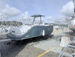 Zwei elektrische Boote und deren Formen auf Menorca