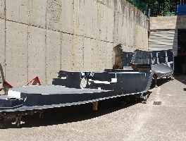 Zwei elektrische Boote und deren Formen auf Menorca