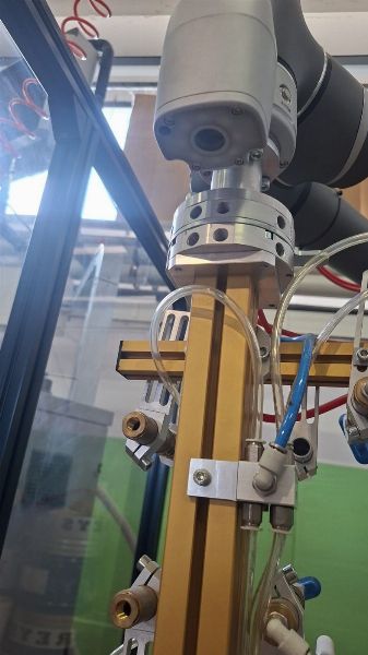 Omron robotanläggning - produktionsutrustning från leasing