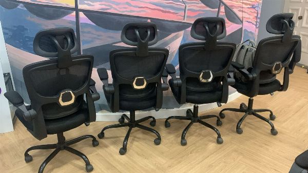 Volledige kantooruitrusting: monitoren, smartphones, meubilair en diverse voorwerpen - Handelsrechtbank nr. 3 van Málaga