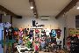 Mob&iacute;lia de loja, stock de roupa e equipamento comercial. 3