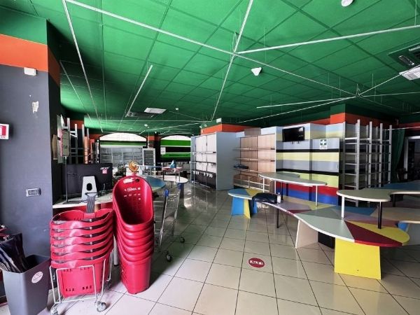 Mobili y equipamiento para supermercado - Stock de alimentos, bebidas y bienes de gran consumo - Liquidación Voluntaria
