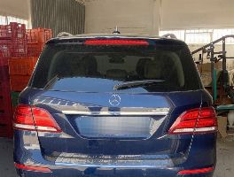 Auto, - Mercedes GLE e furgone Volkswagen