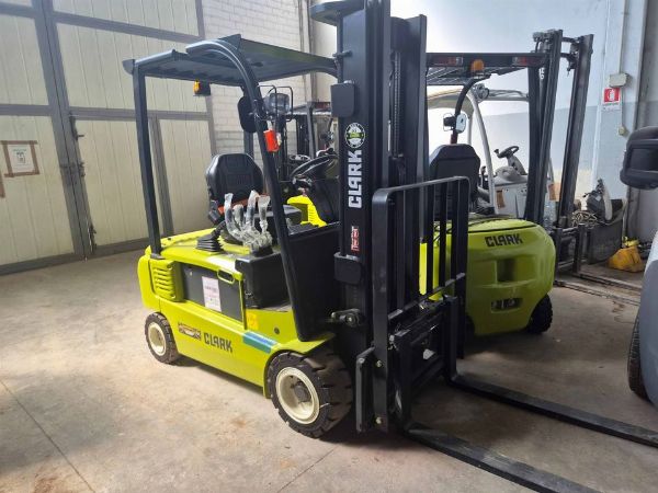 N. 6 carrelli elevatori Clark - beni strumentali provenienti da leasing
