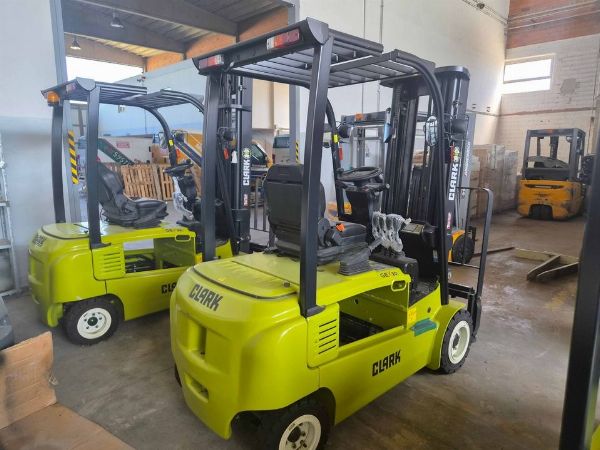 N. 6 carrelli elevatori Clark - beni strumentali provenienti da leasing
