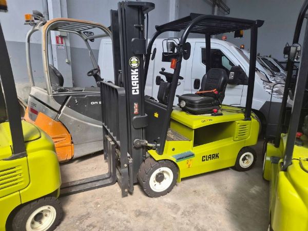 N. 6 carrelli elevatori Clark - beni strumentali provenienti da leasing