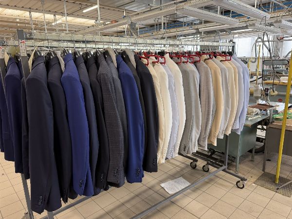 Abbigliamento da uomo e donna - Giacche, completi e cappotti - Lotto di tessuti - Liquidazione Giudiziale 120/2025 - Tribunale di Vicenza - Vendita 2